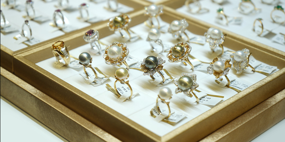 Multiple Jewelries in one photo