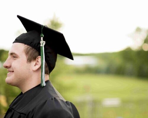 How to Pick the Best Background for Graduation Photos