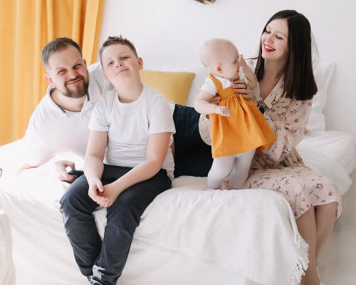 How to Take the Perfect Family Picture with Young Kids 2025